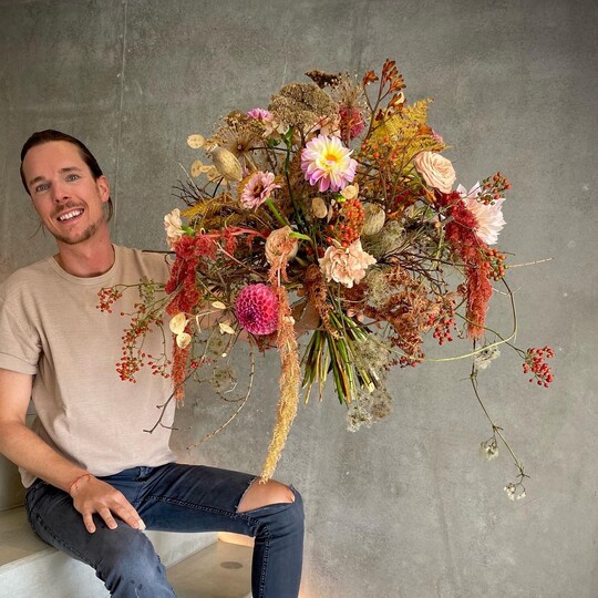 Fr die September-Ausgabe lautete das Thema "Hagebutte & Co". Es sollten herbstliche Strue gepostet werden, in denen Frchte verarbeitet wurden. Die meisten Likes sammelte Martin Keiler aus dem Zillertal in sterreich (gar_denhome). Er besucht derzeit den Meisterkurs an der Academy of Flowerdesign.Der Strau fr die #florierenchallenge war ein bungsstrau, die Technik hatte er gerade im Meisterkurs gelernt. Einige wenige Blumen stammen aus dem Floristikgeschft - Grnzone in Sll -, in dem er arbeitet. Die meisten hat er im Garten und auf einem Waldspaziergang gesammelt.