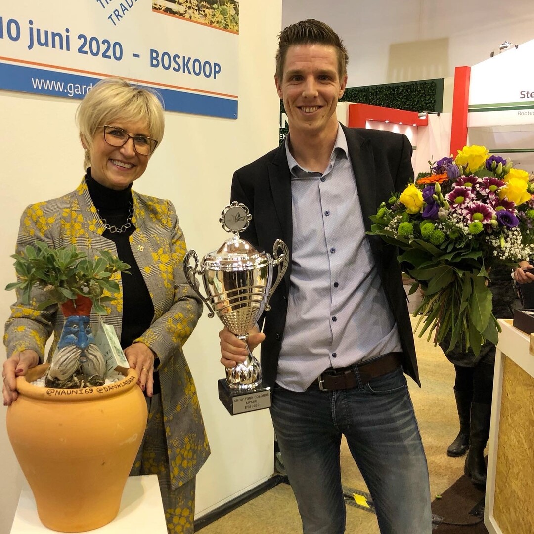 Lars van Steekelenburg nahm den Pokal
von Eva Khler-Theuerkauf entgegen. 