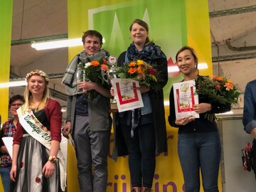 Die Sieger des Wettbewerbs "Klner Frhling 2018" mit der Blumenfee Lisa Bartels: Auf dem ersten Platz Carolin Fricke, gefolgt von Marko Kriechmaus auf dem zweiten und Daeun Jeong auf dem dritten Platz.