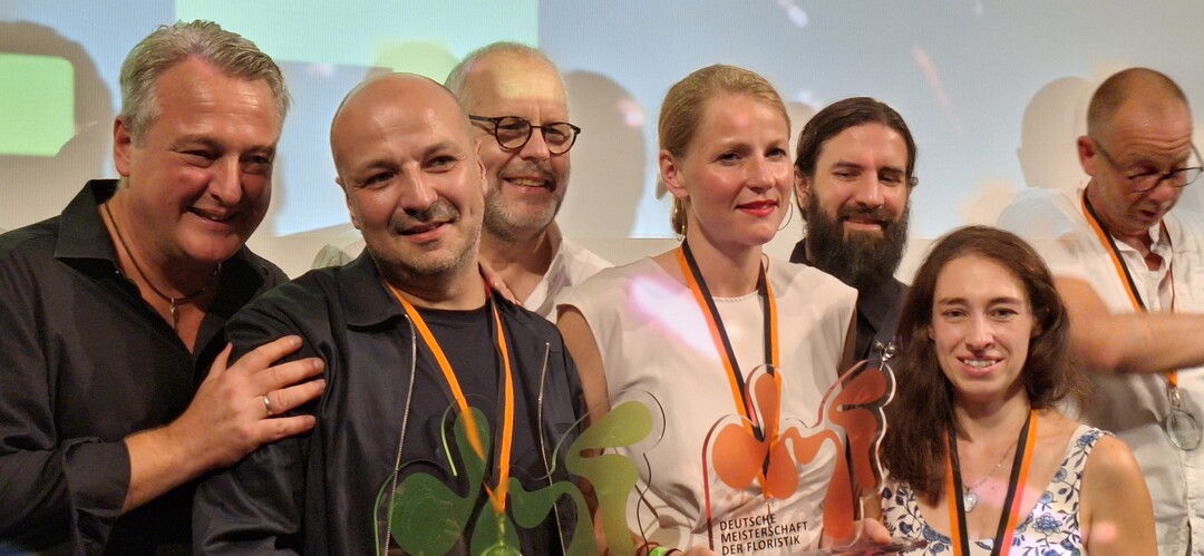 Die Sieger der Deutschen Meisterschaft der Floristik 2024 (Vordergrund) eröffnen das Show-Programm.