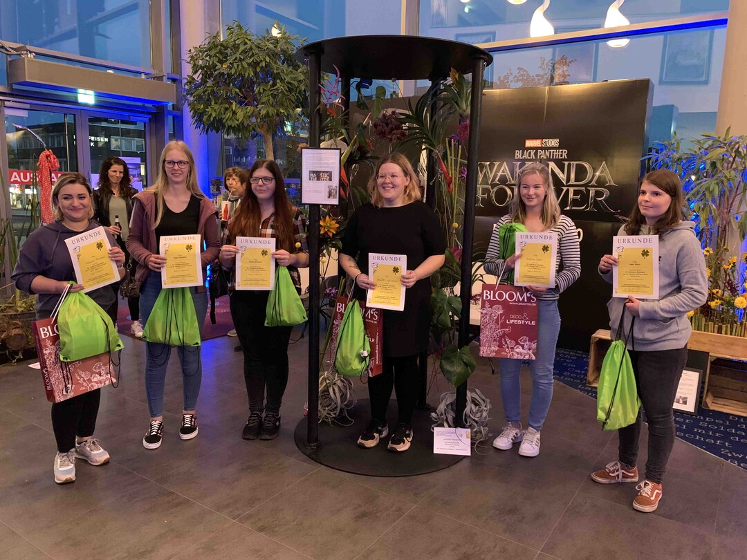 Die Teilnehmerinnen (v.l.n.r.): Malvina Muradovi (3. Platz), Blumen Lötzer, Bad Wildungen, Paula Hofeditz, KunstVoll, Vellmar, Karina Kreitsch, Blumenhaus Kraatz, Wolfhagen, Jennifer Weilacher (1. Platz), Gärtnerhof Ludwig, Fritzlar, Antonia Wolf (2. Platz), Blumen Lötzer und Nele Dietz, Floristik und Gartenbau Bock, Neukirchen.