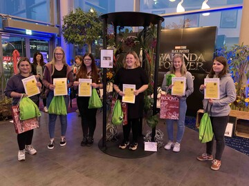 Die Teilnehmerinnen (v.l.n.r.): Malvina Muradovi (3. Platz), Blumen Ltzer, Bad Wildungen, Paula Hofeditz, KunstVoll, Vellmar, Karina Kreitsch, Blumenhaus Kraatz, Wolfhagen, Jennifer Weilacher (1. Platz), Grtnerhof Ludwig, Fritzlar, Antonia Wolf (2. Platz), Blumen Ltzer und Nele Dietz, Floristik und Gartenbau Bock, Neukirchen.