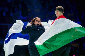 Die Goldmedaillengewinnerin freut sich mit dem Bronzemedaillengewinner.