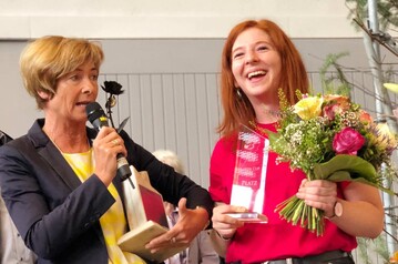 Erni Salzinger-Nuener, die Prsidentin des FDF Bayern, mit der Siegerin Anna Gramsch.