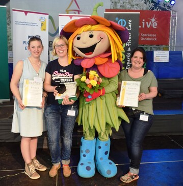 Christina Aumann, Janika Hlscher, Beate Burghardt (v.l.n.r.) mit dem Maskottchen RosaLotta bei der Siegerehrung.