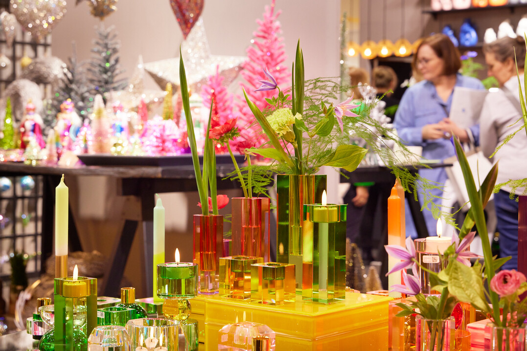 Impressionen von der Winter-Nordstil 2023: Farbenfrohe Vasen und Kerzenstnder aus Glas luten die Frhjahrssaison ein.