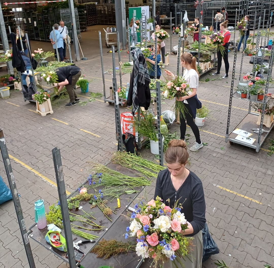 Die Azubis beim Straubinden.<br>
