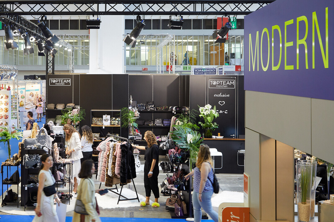 Einkäufer entdecken den Marktplatz Modern in der Style City der Tendence 2019
