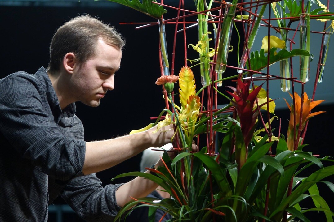 Der amtierende Vizemeister in NRW, Sven Jaspers von Casa de Fiore in Dsseldorf, begleitet floristisch das abendliche Dinner beim FDF Floral-Event 2020.