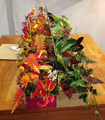 Bei der Tischdekoration zum Thema „Brasilien“ visualisierte Marina Spring „Arm und Reich“ mit prächtigen Blüten einerseits und Beiwerk ohne Blüten andererseits.