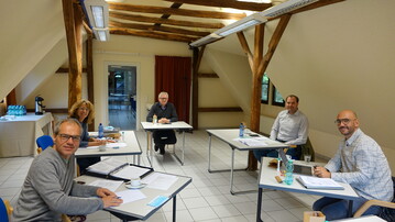  Die FDF-Tarif-Experten in ihrer Ausschuss-Sitzung (v.l.n.r.): Kai Jentsch, (Ausschussvorsitzender und Prsident FDF Nord), Nicola Fink, (BV), Heinrich Fehnker (FDF Bayern), Christoph Rnnecke (beratend fr FDF NRW), Florian Mayer (FDF-Baden-Wrttemberg). Es fehlt: Thomas Schrn (FDF-Sachsen)