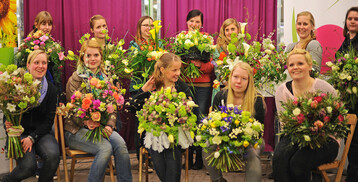 oben v.l.n.r.: Carolin Sundermann (Gartencenter Hilgert, Ahaus), Andra Eilers (Msing, Borken), Joana Hirschfeld (Kreativ Floristik Amshoff, Heek), Julia Bone (Wansing, Borken), Sofia Epping (Sindermann, Rhede), Jana Eilers (Juniors Blumenladen, Rhede), Natalie Kleingunnewyck (Felicitasschule, Vreden) unten v.l.n.r.: Lena Albers (Gartenland Schmitz, Gronau-Epe), Mareen Doods (Gartencenter Hilgert, Ahaus), Vera Puszcz (Nienhaus, Ahaus), Tatjana Thunig (Meyeringss Blumenparadies, Bocholt), Hannah Wildenhues (Specking, Legden)
