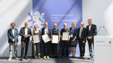 v.l.n.r.: Hubert Steffe, Preistrger aus dem Vorjahr, Tarek Al-Wazir, Hessischer Minister fr Wirtschaft, Energie, Verkehr und Landesentwicklung, Martina Sigmund-Servetti (Frderpreis), Martin Schlotz (3. Preis), Alena Willroth (2. Preis), Christoph Weihaar (1. Preis), Dr. Anja Eichler (Jurymitglied), Stefan Majer, Stadtrat der Stadt Frankfurt, Detlef Braun, Geschftsfhrer der Messe Frankfurt