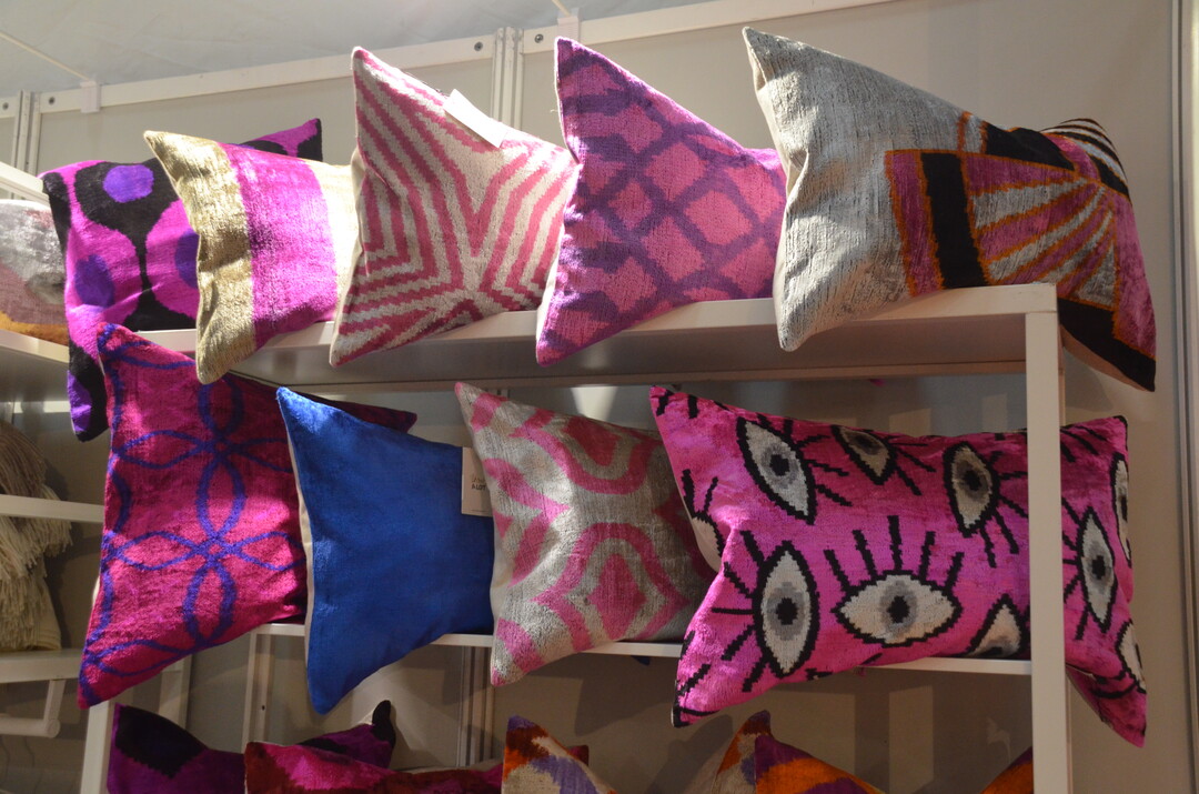 Das Label Thanksalot aus Greven kann auch sanfte Tne und klassische Muster, aber Hingucker am Stand waren die handgewebten Silkvelvet-Kissen in pink.