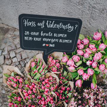 Mit Schildern bermittelt die Kampagne #♥365 Botschaften rund um den Valentinstag.