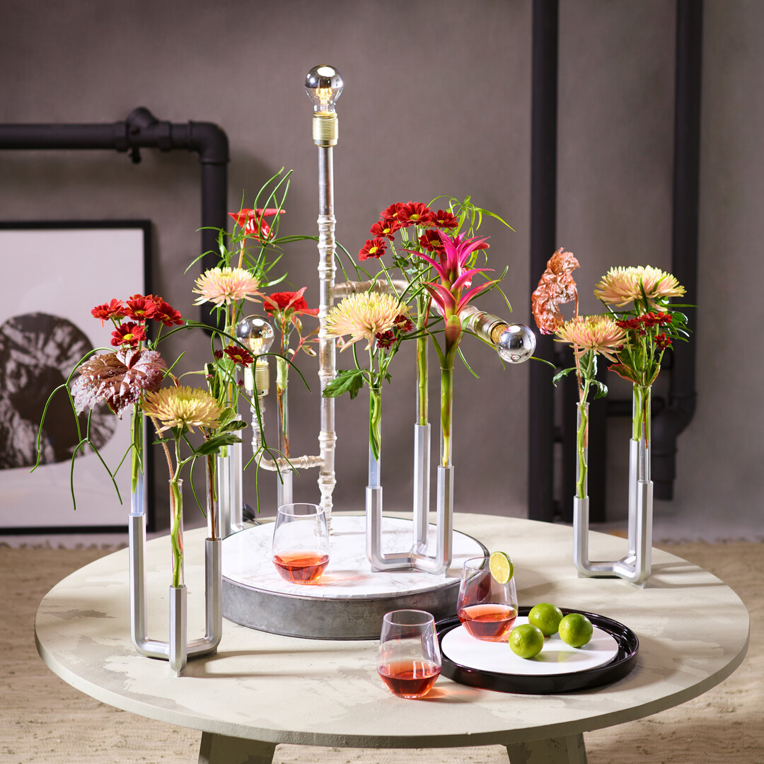Night-Clubbing: Trash Chic - Upcycling und Florales neu kombiniert. Wer htte gedacht, dass man Chrysanthemen in umfunktionierten Kerzenstndern
