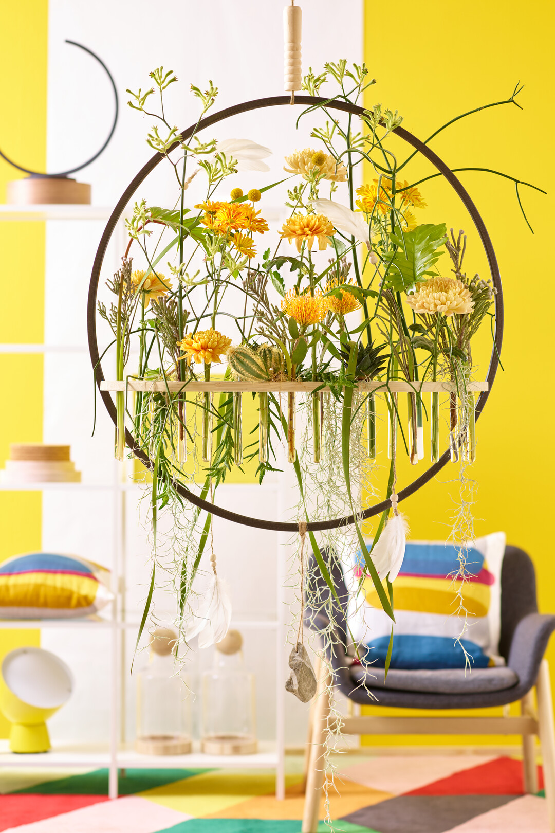 Traumfnger: Florales, Federn und zarte Verzweigungen in kreisrunder Form sind zu einem blumigen Traumfnger vereint. Der Stein hlt ihn in der Balance. Eine effektvolle Dekoration fr ein