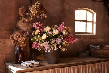 Passt zur Ausstellung: Strau mit Cymbidium, Chrysanthemen, Bouvardia und Helleborus aus der Trendkollektion 2022 von Tollwasblumenmachen.de