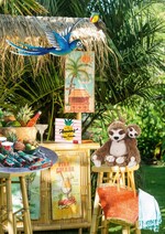 „Bunte Exotik“: Papagei: Formano, Buch: Groh Verlag, Plüsch-Faultiere: Nici, Servietten und Teelichthalter: Paper+Design, restliche Accessoires: J-line