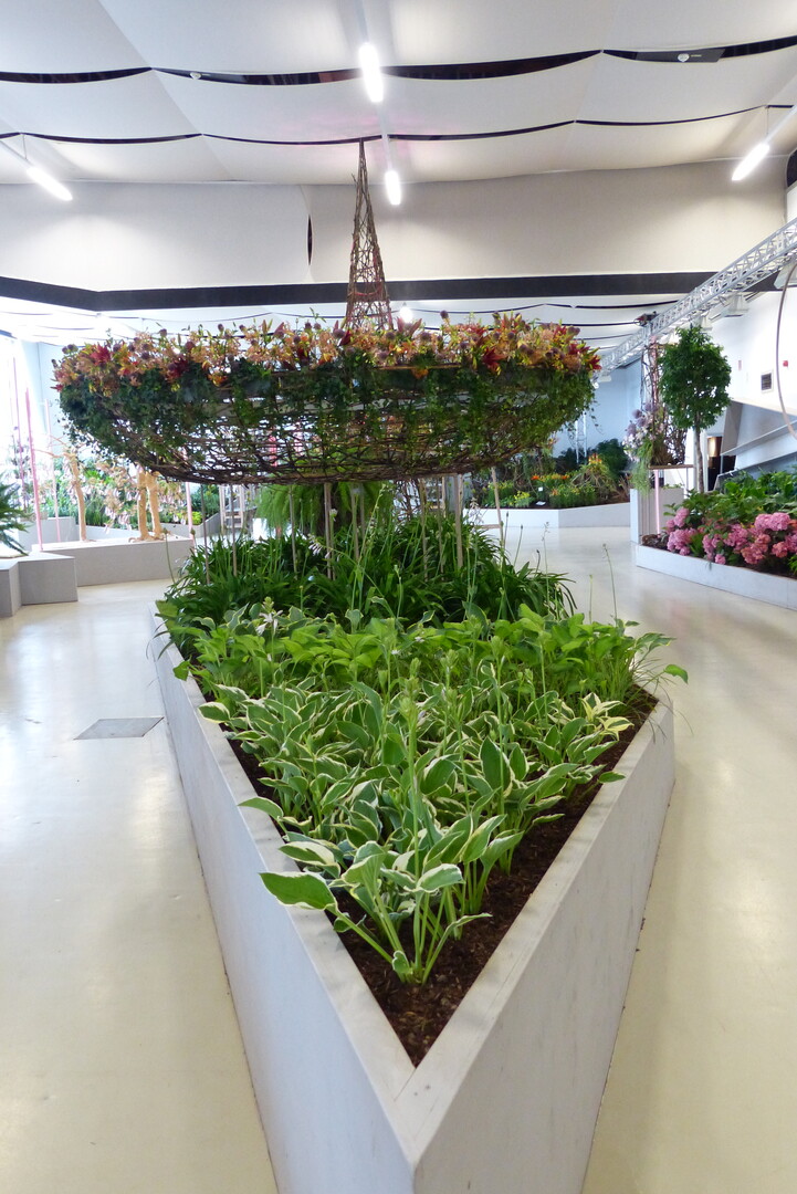 ber Formen und groe Werkstcke in der Sichtachse wird der Betrachter durch die Blumenhallenschau gefhrt.