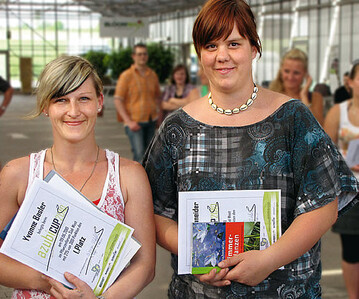 Den 1. Platz belegten
punktgleich Yvonne Basler, Blumengeschft
Viola, Lahr (links),
und Anette Ulmschneider, Blumen
Lngle, Schramberg. Sie
erreichten 275 von 300 mglichen
Punkten.