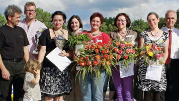 Die SiegerInnen der Silbernen Rose Bayern
und Baden-Wrttemberg (jeweils Platz 1
bis 3) und die Prsidenten der Landesverbnde
(v.l.n.r.): Florian Hiedl, Stefan Gttle,
Sarah Erb, Katharina Heeb, Marion Schmid,
Christine Almetsbichler, Dorothee Reutter
und Friedemann Haug.