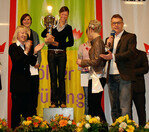 Siegerehrung: Stefanie Kehr mit dem
Siegerpokal
„Kölner Frühling“.