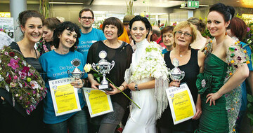 Die Gewinner der Landesmeisterschaft
NRW  Susanne Schmitt (Mitte),
Barbara Evers (rechts) und Simone Brokonier
 mit ihren Models, die die floralen
Stolas der Krperschmuck-Arbeit Haute
Couture by Fleurop tragen.