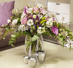 November-Strauß „Frozen Garden“ für
die businessorientierte Zielgruppe (Cultivated
Performer). Der luxuriöse, winterlich anmutende
Strauß ist etwa 75 cm breit. Der Verkaufspreis
liegt in dieser Größe bei etwa 95 €.