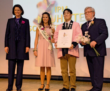 Auf der IPM in Essen berreichte Bundeslandwirtschaftsministerin Ilse
Aigner mit der Deutschen Blumenfee Lisa Maurer und ZVG-Vorstandsmitglied
Heinrich Hiep die Urkunden an die Sieger des IPM-Neuheitenschaufensters.
In der Kategorie Schnittblumen gewann Lathyrus odoratus
(Japan Flower Trade Council). Die weie, langstielige Wicke mit groen
Blten hat eine bestechende Qualitt und einen feinen Duft.