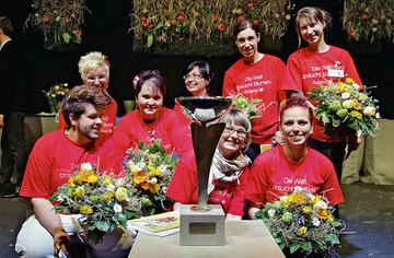 Insgesamt beteiligten sich acht Floristen
bei der Landesmeisterschaft in Sachsen:
Sebastian Simon, Sylvia Plewan,
Silke Hrtig, Silke Morczinietz, Ulrike
Gbel, Jennifer Liebelt, Sandra Scharf,
Anne Steinbrck.
