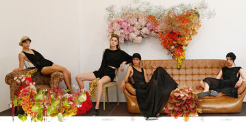 Zwei Stunden lang posierten die Models des
Labels Augustin Teboul in einem denkmalgeschtzten
Haus am Kurfrstendamm fr Journalisten
und geladene
Gste. Den Blumenschmuck
gestalteten Fleurops Junge Wilde.