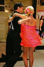 In der „Dänemark-Halle“ sind längst nicht
mehr nur Pflanzen zu finden. Vier Trends
setzt Floradania, das Marketingbüro der
dänischen Topfpflanzenproduzenten, seit
einigen Jahren mit Pflanzen in Szene. 2009
wurde erstmalig zu Tanzshows geladen: Insgesamt
fünf Mal an zwei Tagen wurde die
Stimmung der Trends auf ungewohnte Weise
kommuniziert. Das weckt Aufmerksamkeit
und ist ein weiteres Beispiel dafür, wie man
ein Erlebnis schaffen kann.