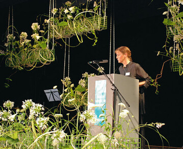 Schulleiterin Marianne Wieler fhrte durch den
Festakt. Das Jubilum der Fachschule fr Blumenkunst
wurde mit Gruworten, musikalischen
Einlagen und einem gemeinsamen Ausklang
im Foyer gefeiert. Kurz vorher war die
Ausstellung Weihenstephaner Sommer in den
Rumen der Fachschule erffnet worden.