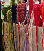 Auf der Tendence wurde deutlich: Wolle und Filz
bleiben aktuell. Das österreichische Unternehmen
Lehner Wolle kann in sieben Qualitäten
und einer beeindruckenden Farbvielfalt liefern.
Felicitas Lehner selbst stammt aus einer Gärtnerfamilie,
pflegt gute Kontakte zu Floristen
und weiß um deren Bedürfnisse. Bei den Farben
wird zurzeit Flieder und Aubergine stark nachgefragt,
gedeckte Töne, vor allem Rot, beherrschen
die Weihnachtssaison. Für das kommende
Frühjahr kristallisieren sich Gelb und Orange
als Farbtrends heraus.