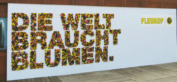 Fr die Pressekonferenz in Berlin wurde ein
Schriftzug aus echten Blumen gesteckt.