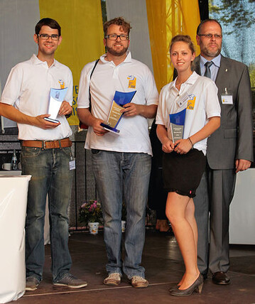 Stefan Gttle, Michael
Liebrich, Stephanie Kollmar
und Klaus Gtz, der Prsident
des FDF Baden-Wrttemberg, bei
der Siegerehrung.