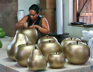 Unter dem Namen Cores Da Terra (Erdfarben)
entwirft die Keramikknstlerin Selma Calheira
aus Brasilien unter anderem fantastische
Frchte (oben). www.artsinterior.de