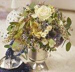 Charakteristisch für „Nostalgie Chic“:
feminin, elegant, klassisch, kühle Farbpalette
von Weiß über Grau und Blau bis
zu Beige, mit Rosen und Floralmotiven, mit
Spitze, Gehäkeltem und historischen Motiven.