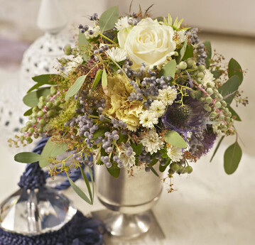 Charakteristisch fr Nostalgie Chic:
feminin, elegant, klassisch, khle Farbpalette
von Wei ber Grau und Blau bis
zu Beige, mit Rosen und Floralmotiven, mit
Spitze, Gehkeltem und historischen Motiven. 