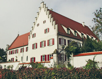 Nach dem Umzug des FDF-Landesverbands
Baden-Wrttemberg nach Stuttgart fhrt der
Landesverband Bayern das Seminarprogramm
des Sddeutschen Bildungszentrums fr Floristen
im Rosenschloss Schlachtegg alleine weiter.