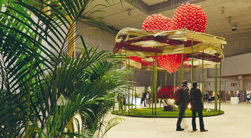 Danil Ost gestaltete einen Valentine Tree mit
ber 1000 Rosen unter einem Luftballon-Herz.