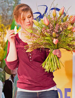 Mit 99 von 100 Punkten
wurde der Strauß von
Annemarie Bettstetter
bewertet. Sie verarbeitete
französische Tulpen,
Ginster, ein Spiraea-
Gerüst und feines Beiwerk.
„Der Blumenstrauß
von Annemarie
war in allem stimmig“,
erklärte Jury-Mitglied
Ursula Baumeister. „Sie
hat im Detail hervorragend
gearbeitet.“