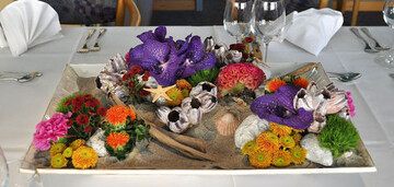 Yasmin Zielke, Blumen Hft in Schleswig, griff in ihrem Tischschmuck
die Farben und Formen der Korallen tropischer Gewsser
auf. Mit ihrer Materialauswahl und der Gestaltung berzeugte sie
den Prfungsausschuss und erhielt die hchste Punktzahl.