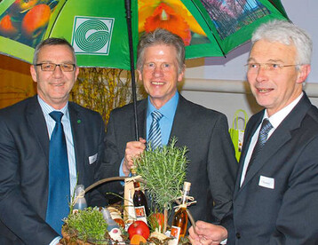 Professor Dr. Ludger Hendriks (Mitte) wurde im
Beisein von ZVG-Vizeprsident Jrgen Mertz
(links) und WGV-Prsident Hartmut Weimann
in den Ruhestand verabschiedet.