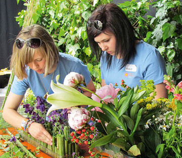 Die Flower Olympics sind ein Teamwettbewerb.
Zu den Aufgaben gehrte ein Tischschmuck
ohne Steckschaum.