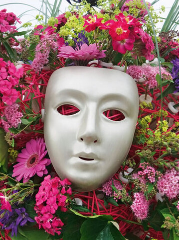 Unter dem Motto La Venezia Florale entstanden
florale Masken und eine Tischdekoration.
Eine umfangreiche Bildergalerie finden Sie im
Internet: www.floristik-nrw.de (Gruppe Florale
Gestaltung, Ausstellungen)