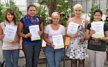Als Gewinnerin stand am Ende Sarah Hildebrand (Blumenhaus Herfurth,
berlingen) fest (Zweite von rechts). Auf dem zweiten Platz folgten
punktgleich (v.l.n.r.) Chiara Steege (Blumenhaus Busam, Oberkirch),
Nadine Julia Isenmann (Blumen Grass, Zell a. H.) und Sophia-Marie Berger
(Blumenhaus Mewes, Dornhan). Den 3. Platz erreichte Alisa Cennamo
(1 A Garten-Weggler, Singen).