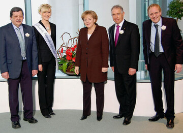 berbrachten der Bundeskanzlerin einen Valentinsgru
der Grtner und Floristen (v.l.n.r.):
Helmuth Prinz, Victoria Salomon, Heinz Herker
und Jrgen Herrmannsdrfer.