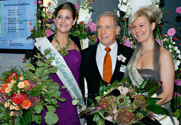 Auf dem Deutschen Gartenbautag am 16. September in Berlin erhielt
Christiane Sander die Schrpe aus den Hnden von ZVG-Prsident Heinz
Herker und Amtsvorgngerin Victoria Salomon.